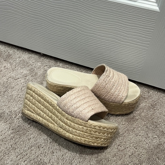 Platform - Picture 1 of 1